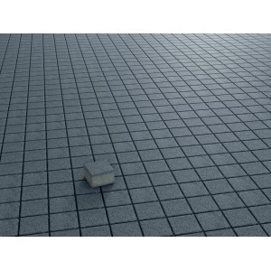 Pavés carrés en béton anthracite lavé, 10x10x6 cm, posés.