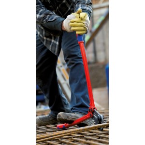 Tronchese Knipex 610 mm in uso: taglio di tondino per cemento armato con le pinze. Impugnature ergonomiche multicomponente.