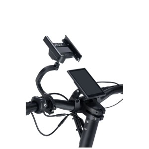 Supporto per smartphone Vmax in metallo nero montato sul manubrio di un monopattino elettrico.