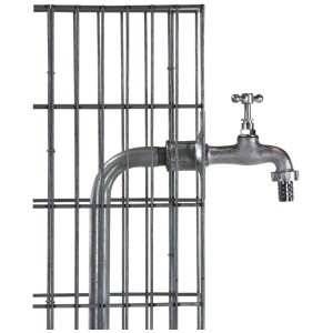 Gabionen-Wasserzapfsäule, 90 cm hoch, mit integriertem Wasserhahn und Zink-Aluminium-Verzinkung.