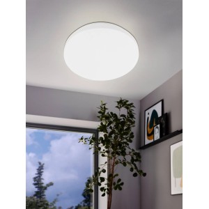 Plafonnier LED Eglo Pogliola blanc et rond, 11W, dans un salon moderne.