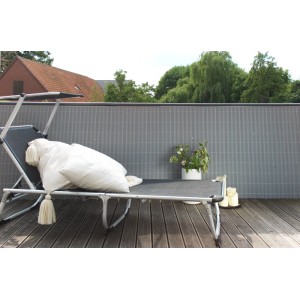 Telo in plastica effetto alluminio Rügen come frangivento e privacy su un balcone.