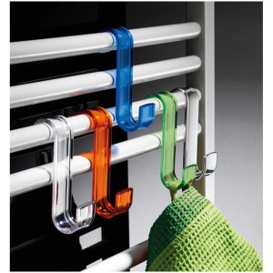 Ganci Diaqua in vari colori appesi a un termosifone.