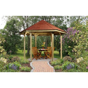 Gazebo Weka 656 con tegole rosse in giardino, con tavolo e sedie.
