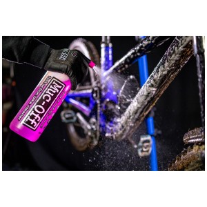 Muc-Off Fahrradreiniger 1 l in Anwendung: Fahrradpflege für saubere Fahrräder.