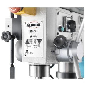 Dettaglio del trapano a colonna Alduro BM-35 in grigio, con focus su comandi e dati di prestazione.