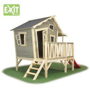 EXIT Crooky 350 cabane en bois gris-beige avec toboggan, véranda et échelle.