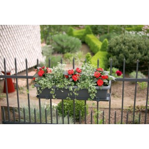 Jardinière anthracite Aqua Andalucia (82cm) avec des fleurs rouges et blanches sur une clôture.