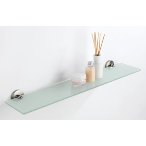 Étagère en verre Wenko Cuba, mat, 60cm, avec accessoires de bain sur mur blanc.