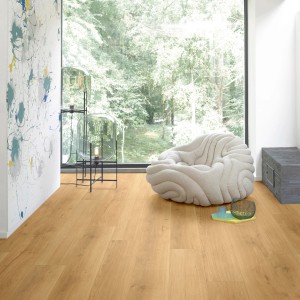 Sol design Parador Modular One Chêne Spirit Nature dans un salon avec fauteuil et fenêtre.