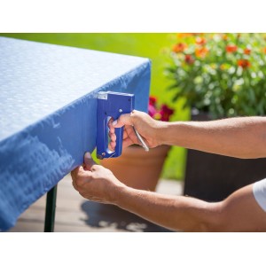 LUX Cucitrice manuale Classic in uso: Tovaglia blu fissata con la cucitrice.