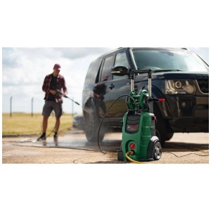 Nettoyeur haute pression Bosch AdvancedAquatak 150 en utilisation pour nettoyer une voiture.