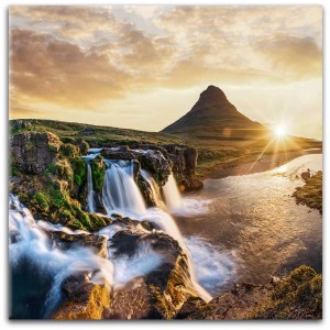 Quadro in vetro Iceland 50x50 cm con cascata e paesaggio montano nella luce dorata della sera.