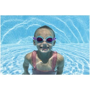 Enfant portant des lunettes de natation Bestway Aqua Burst Essential sous l'eau. Protection UV et sangle réglable.