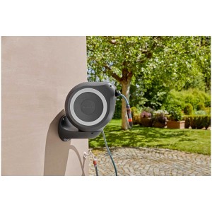 Gardena Avvolgitubo da parete RollUp M (20m) su muro di casa con tubo da giardino.