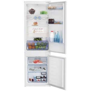 Combinazione frigo-congelatore da incasso bianca aperta. Interno con alimenti, vano HarvestFresh, scomparti frigo e congelatore.