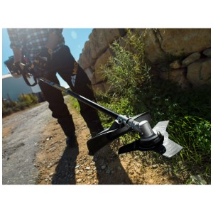 Débroussailleuse McCulloch B33 P en utilisation avec lame à herbe. Coupe-bordure thermique pour jardinage.