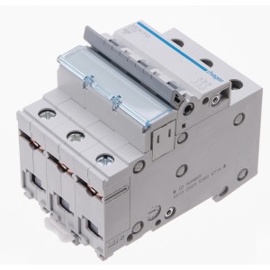 Interruttore automatico magnetotermico tripolare per protezione da cortocircuito e sovraccarico in impianti residenziali e industriali.