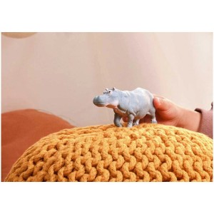 Figurine d'hippopotame Schleich Wild Life (14938) sur un coussin jaune.