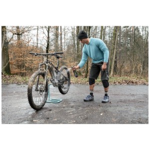Uomo pulisce bici sporca con Kärcher detergente bici 3in1.