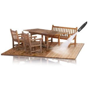 Application du nettoyant bois Kärcher 3en1 RM 612 sur meubles et terrasse en bois.