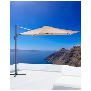 Sandbeiger Ampelschirm Savona mit dunkelgrauem Mast, Ø 300 cm, auf Terrasse mit Meerblick.