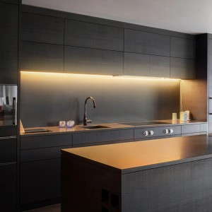 Cucina moderna con striscia LED Brilo COB bianco caldo sotto i pensili per illuminazione d'atmosfera.