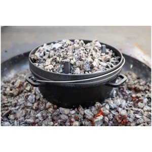 Schwarzer Camping Dutch Oven (5,7 l) mit Kohle auf offenem Feuer. Inkl. Haken und Tasche.