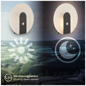 Applique murale à batterie noire Briloner Aurora avec scène de jour et de nuit pour la fonction de détecteur crépusculaire.