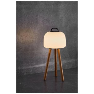 Lampe design Nordlux Kettle-Tripod avec pieds en bois de chêne naturel et abat-jour marron.