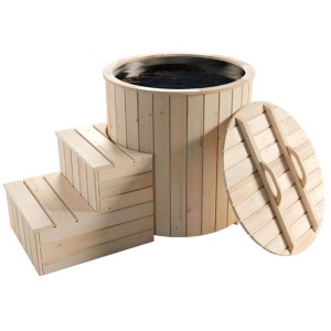 FinnTherm Cold Tub piscine en bois avec escalier et couvercle en épicéa, remplie d'eau.