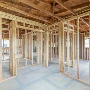 Costruzione con telaio in legno di abete Douglas, 2,8x4,5x300 cm, per interni.