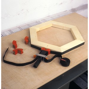 LUX Bandspanner Comfort 4 m serrant un cadre en bois avec des mâchoires en plastique.
