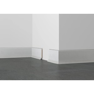 Plinthe noire System 9 (60 mm x 14 mm x 2550 mm) à la jonction du mur.