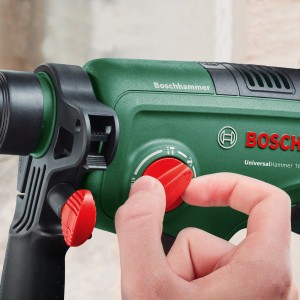 Dettaglio del trapano a percussione a batteria Bosch UniversalHammer 18 V durante la regolazione.