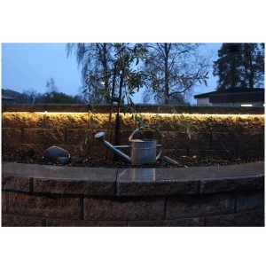 Star Trading Ropelight Flex LED, 6m, guirlande lumineuse extérieure blanc chaud sur mur en pierre.