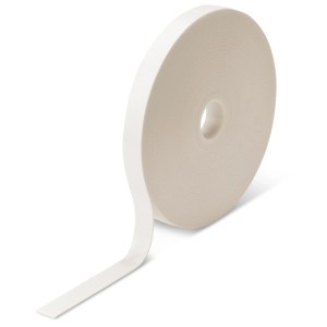Ruban adhésif double face blanc, 15 mm x 15 m, sur rouleau.