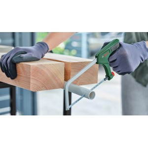 Seghetto Bosch che taglia un tubo. Lame universali per tagli precisi.