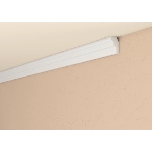 Moulure décorative blanche Decosa XZL02 (2 m) sur plafond et mur.