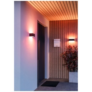 Applique d'extérieur LED dimmable Eglo Sania-Z, RGB, noire, 10W, sur mur de maison. Applique murale intelligente pour extérieur.