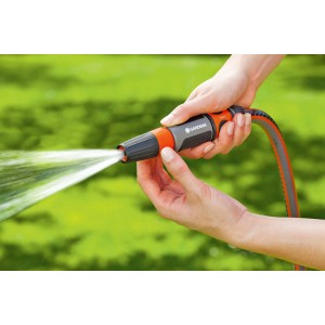 Gardena lancia per pulizia in azione: getto d'acqua e maneggevolezza in primo piano.