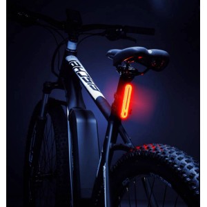 Set luci LED ricaricabili Fischer Stop su bicicletta con luce posteriore illuminata.