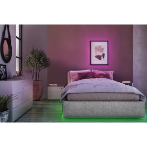 Striscia LED Ledvance Flex in camera da letto con illuminazione RGB sotto il letto e sulla parete.