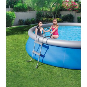 Scaletta per piscina Flowclear 84 cm per piscine Frame, con due persone in piscina.
