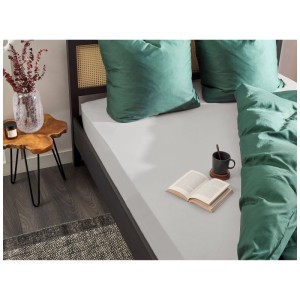 Lenzuolo con angoli Beliani Janbu in cotone grigio chiaro, 140x200 cm, su un letto con biancheria verde.