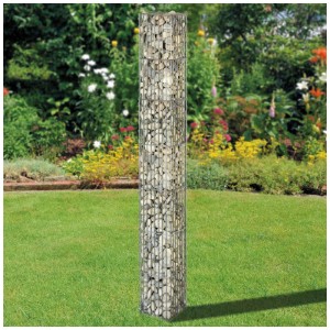Eckige Gabionen-Steinsäule, 175x20x20 cm, gefüllt mit grauen Steinen, als Dekoelement im Garten.