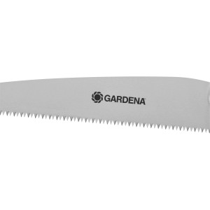 Gros plan de la scie de jardin Gardena combisystem 300 PP avec dents à impulsion.
