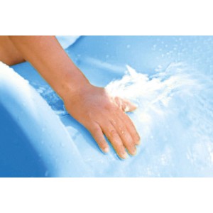 Gros plan : main touchant le toboggan à vagues Karibu (3 m) avec raccordement d'eau.