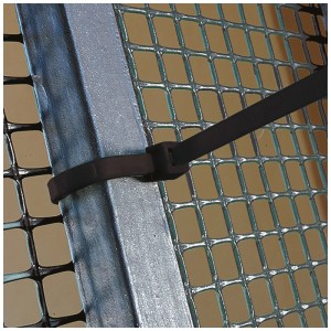 Collier de serrage noir Tenax Fix-Tie L fixant un écran d'intimité de balcon à une clôture métallique.