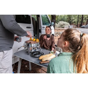 Set grill a gas Petromax Atago GG28-TA, 2 pezzi, in uso durante il campeggio con cibo sulla griglia.